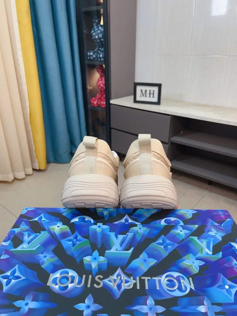 Men's men's shoes 💰560🌸🌸 LV style is novel and fashionable, the upper is made of imported cowhide + LV special materials! Super trendy design! It’s eye-catching! The leather is soft, delicate, shiny and translucent, showing the ultimate in pure handcraftsmanship, and the mesh is soft, comfortable and breathable! Size: 39-44 (38 45 customized)